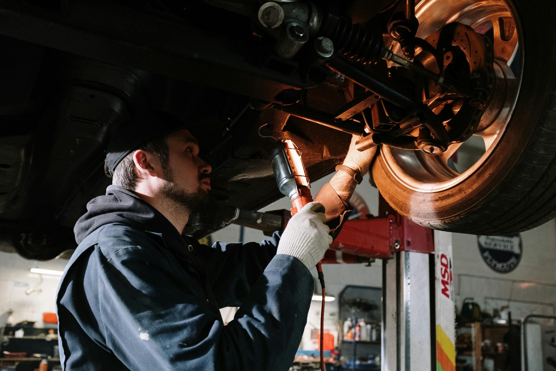 Mécanicien travaillant sous un véhicule