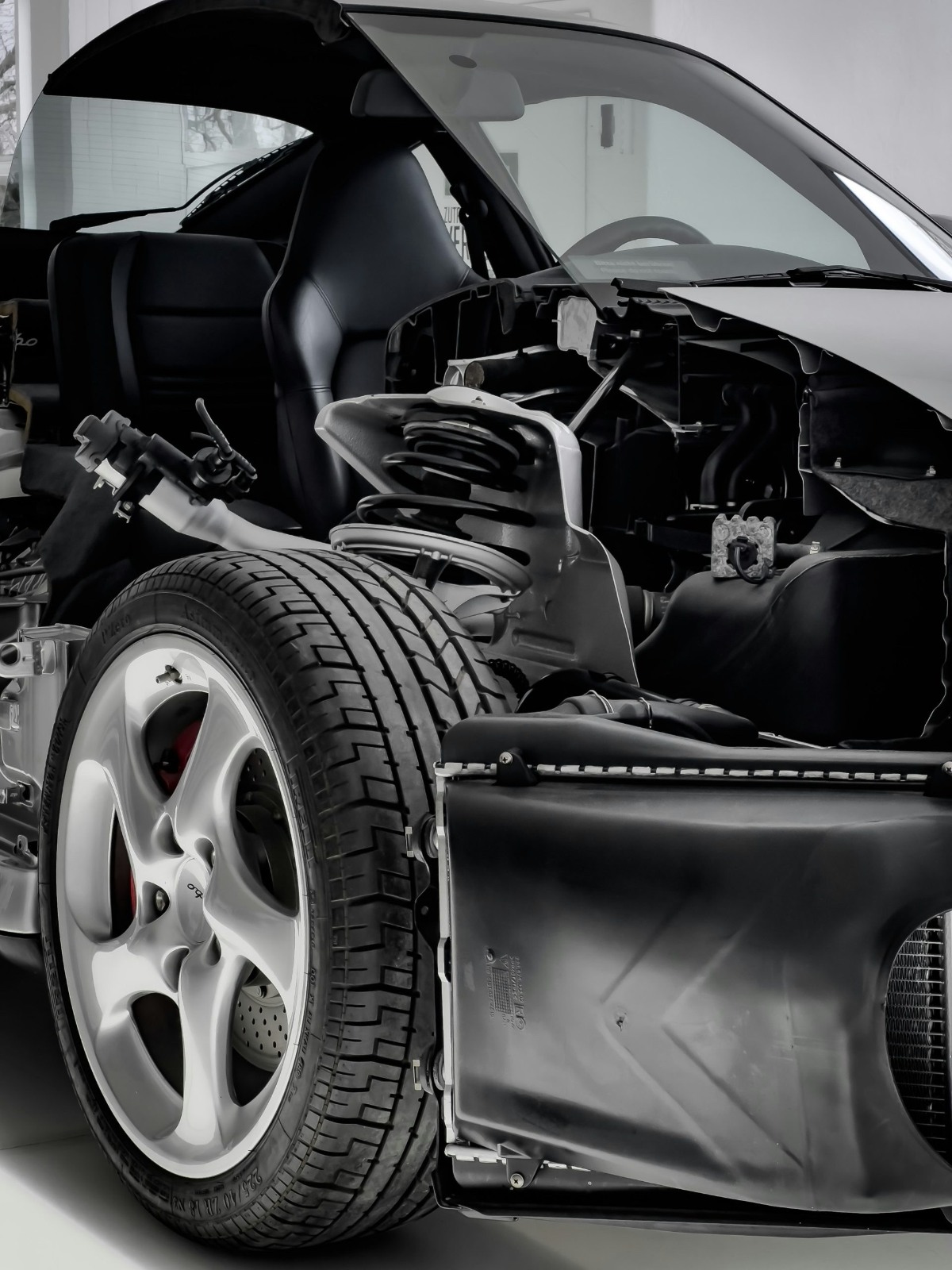 Voiture découpée au niveau moteur
